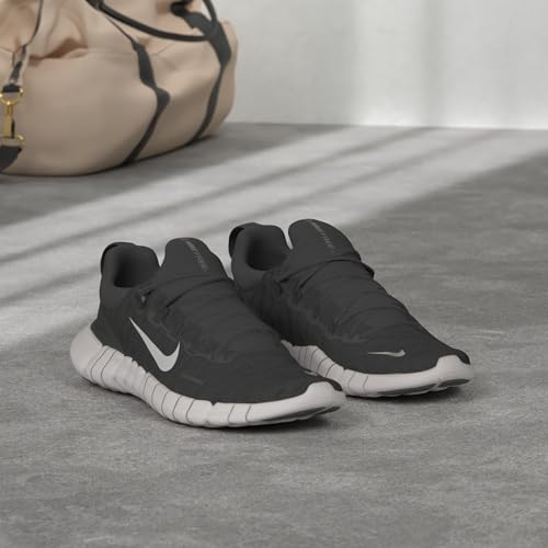 Nike Women's Free Run Shoe, Black White Dk Smoke Grey, US Size 10