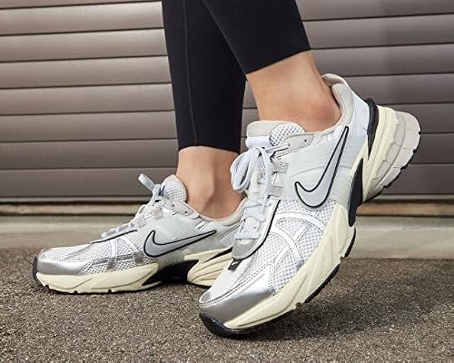 Nike Womens V2K Run Summit White/Metallic Silver 6.5 Medium